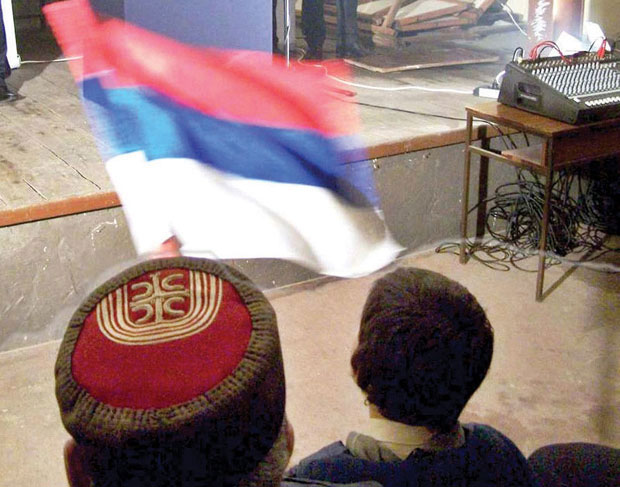 ДФ: Вратити тробојку